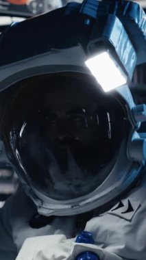 Uzay gemisinde birlikte uçan dikey video astronotları Mars 'ı keşfediyor, dünya dışı yaşam arıyor. Kızıl Gezegen 'e iniş yapmadan önce uzay aracındaki kozmonot operasyonel hazırlık sağlıyordu.