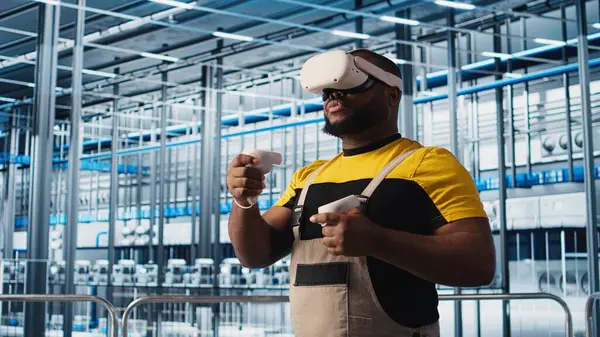 Akıllı fabrika mühendisi, robotik silah ve taşıma bantlarını denetlemek için VR kulaklık kullanıyor. Sanayi 4.0 bitki teknisyeni sanal gerçeklik kullanarak sistem performansını gözlemliyor, kamera A