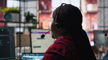 Ofisteki çağrı merkezi çalışanını ara. Müşteri sorularına hızlı cevaplar vermek için Al Chatbot 'u kullan. Müşteri hizmetlerinde çalışan kadın, müşterilere otomatik tepkiler üretiyor.