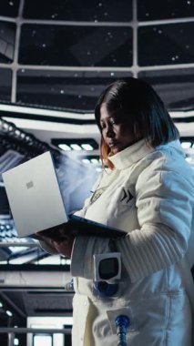 Dikey video ekibi astronotların gözleri, uzay gemisinden gelen parlak ışık baskınından koruyor. Yörünge istasyonu meslektaşları, dünya dışı varlıklarla ilk teması bekliyor. Kamera.