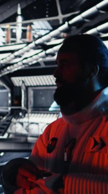 Dikey video astronot kozmik yolculuk sırasında dizüstü bilgisayardan insan genleşmesini kontrol ediyor. Yörünge istasyonu mürettebatı, insanoğlunun hayatta kalma seferi sırasında not defteri kullanarak sistemleri yönetiyor, kamera A