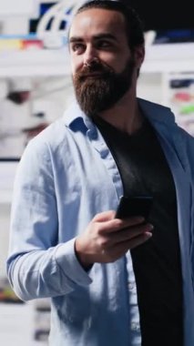 Vertical Video Young kullanıcısı uygulamalarda online web bağlantısından keyif alıyor, gerçek zamanlı bağlanma, çevrimiçi varlık ve dijitalleşmeyi iletişimin temel unsurları olarak vurguluyor. Kamera A.