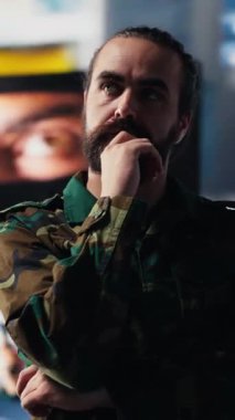 Yüksek teknoloji komuta merkezinde taktik operasyonlar üzerinde çalışan güvenlik kameralarından toplanan verilerle tatmin olmuş dikey video askeri asker. Ulusal çıkarları koruyan personel. Kamera A.