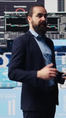 Vertical Video Entrepreneur Global CEO 'su profesyonel bir kongrede konuşuyor, sahnede bir iş konuşması yapıyor. Bilgi grafiklerini sunan güçlü bir sesle, başarı ve liderlik vizyonunu paylaşıyor