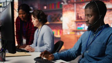 Müşteri hizmetleri çalışanı müşterisiyle canlı yayında sohbet ederek çözüm sunuyor. Çağrı merkezi ajanı müşterilere dijital iletişim kanalları üzerinden yardımcı oluyor, soruları cevaplıyor, kamera B