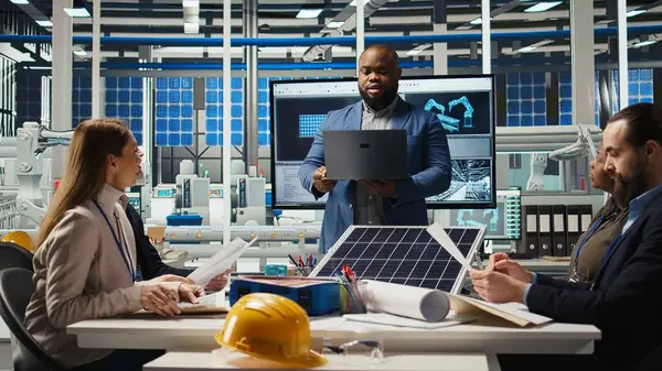 Hissedarlar belgeleri okuyor, temiz enerji üretiminde yatırım fırsatlarını tartışıyorlar. Güneş paneli yöneticileri güneş teknolojisi evrak raporlarını, kamera A 'yı inceliyor.