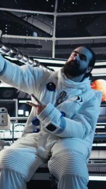 Dikey video araştırmacıları yıldız gemisinde birlikte uçuyorlar, yeşil ekran monitörüne bakıyorlar, Mars 'ı keşfediyorlar. Kozmonotlar Kızıl Gezegen 'e inmeden önce işlevsel hazır olmayı sağlamak için model ekran kullanırlar.