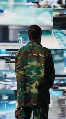 Dikey video erkek asker askeri selamla saygı ve bağlılık gösteriyor, istihbarat için uydu görüntülerini izliyor. Savaş alanı detaylarıyla savaş planlama taktikleri üzerinde çalışıyorum. Kamera B.