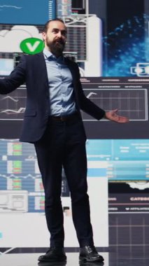 Bir vizyonu paylaşmak, yeni büyüme stratejisi ve küresel kalkınma fikirleri hakkında tartışmak için iş sunumuna ev sahipliği yapan dikey video genel müdürü. Katılımcılar için elsiz mikrofon kullanmak