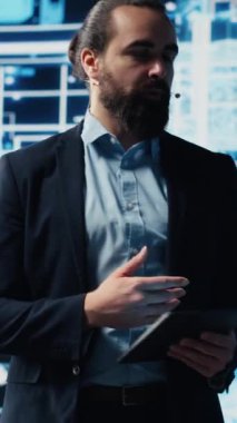 Vertical Video Entrepreneur sunucusu iş büyümesindeki yapay zeka kullanımını vurgulamak için canlı konferansa ev sahipliği yapıyor, nöral ağların kullanımı ve makine öğreniminin göstergesi. Fintech etkinliği. Kamera A.