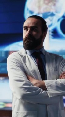 Dikey video uzmanı, sağlık çözümleri sağlamak için araçlar ve akıllı sağlık sistemleri kullanır, teşhis konularında bilimsel gelişmeler ve modern teknoloji ile sağlık hizmetlerinin geleceğini gösterir