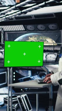 Dikey Kozmonot, gezegene indikten sonra yıldızgemisinden ayrılıp meslektaşlarına el sallıyor. Astronot uzay istasyonundan kozmik kökenleri, kamera A 'yı incelemek için çıkıyor.