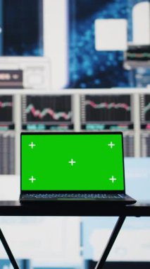 Dikey Video Boş İş Alanı 'nda krom anahtarlı bir laptop ekranı, etkili karar verme ve strateji planlaması için bilgi grafikleri ve raporlar gösterilir. Yapay zeka beyni. Kamera.