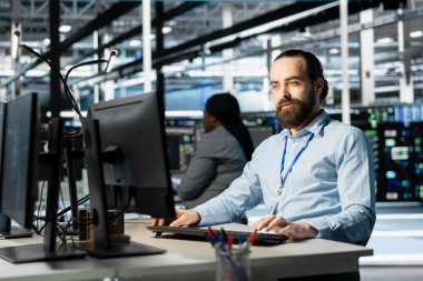 Bilgisayar kullanarak sunucu teknolojisini güncelleyen veri merkezi programcısı, yazılım araçları kullanarak donanımı yapılandırıyor. Donanım analizlerini inceleyen, güvenilir ağ işlemleri sağlayan sunucu tarım işçisi