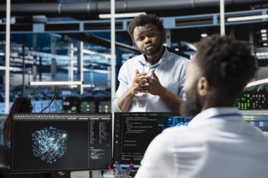 Sunucu tarım yöneticisi denetleme mühendisi veri analiz grafiğine bakarak arızaları azaltıyor. Veri merkezi ekip lideri yapay zeka görselleştirme gösterge paneline bakarak vites arızalarını tespit etmeye çalışıyor.