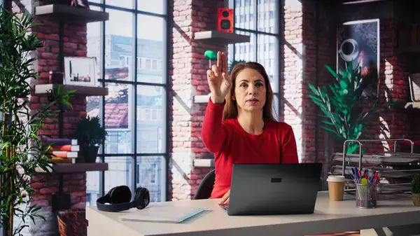 Olgun serbest yazar sanal görüntüleri dijital yapay zeka yeniliğiyle inceliyor, evindeki hologram yansımasına bakıyor. Kadın yapay zeka görselleştirmesini kullanıyor. Kamera B.