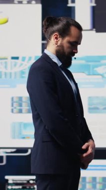 Dikey Video Erkek Girişimcisi, kongrede vizyon sahibi bir iş görüşüne öncülük ederek, izleyicilere önemli projeleri finanse etmeleri için ilham verdi. İş adamı halk konuşmacısı kalabalığa bir konuşma yapıyor