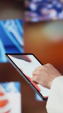 Sanal sağlık teknolojisi sistemlerini analiz eden dikey video doktoru küresel sağlık hizmetleri çözümleri sunmada çığır açan, birbirine bağlı sistemler ve akıllı tanılar sunuyor. Tıp bilimi. Kamera.