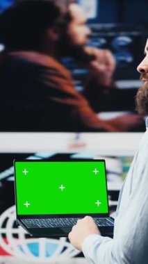 Dikey Video Sosyal Medya Yöneticisi çevrimiçi varlık için izole görüntü, ticari faaliyet için web ağı bağlantısı ve sosyal medya bağlantısı için PC kullanır. Modern kullanıcı arayüzü tasarımı. Kamera.