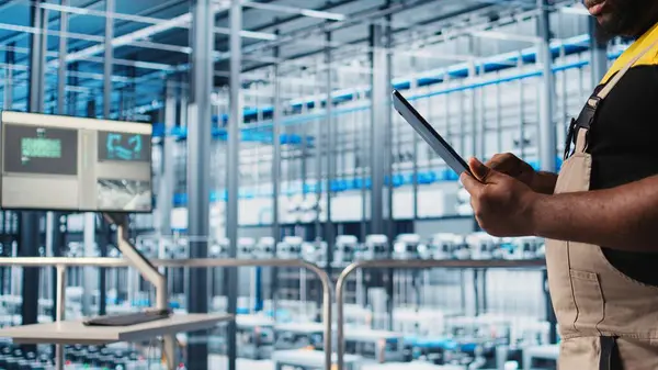 Sanayi 4.0 fotovoltaik fabrikası yönetimi, güneş enerjisi üretimini maksimuma çıkarmak için dijital cihaz uygulaması kullanıyor. Güneş panellerini kontrol eden bir uzman akıllı fabrika makineleri, kamera A