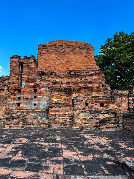 Tapınak duvarları boyunca birçok Buda heykeli bulunan görkemli dini Tayland simgesi Wat Maha Budist antik yapısının huzur dolu kutsal bir atmosfer sunduğudur. Kültür Mirası Anıtı.