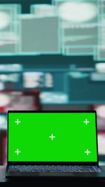 Bilgisayarında yeşil ekran olan dikey video sahnesinde karanlık ağda kuantum tehdidi, sistemde geçersiz kılma ve kimlik hırsızlığı olan bir siber suç için alan görülüyor. Veri çalmak için parolalar kırılıyor