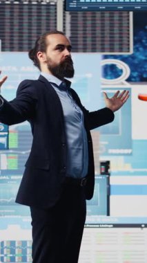 Dikey Video Korkusuz işadamı, üst düzey kariyer başarısını ve başarısını kutluyor. Harika performans ölçümleri olan hırslı bir adam. Üstünlük için çalışmak cesaret ve kendine güvenle. Kamera B