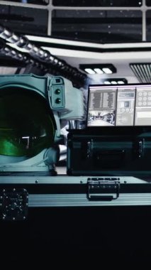 Yüksek teknolojili uzay gemisi kokpitinde dikey video dizüstü bilgisayar analitik ve görev telemetri yazılımlarını gösteriyor. Yörünge istasyonundaki defter kozmik navigasyon sırasında performans göstergesi