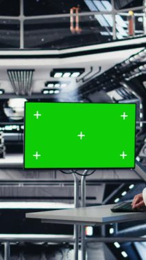 Uzay görevinde insan genleşmesi sırasında dizüstü bilgisayardaki dikey video astronot izleme sistemi. İnsanoğlunun hayatta kalma seferi sırasında uzay aracı kontrol arayüzü, kamera A