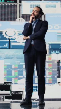 Vertical Video Business analisti kalkınma stratejisi için aylık şirket sonuçlarını yansıtıyor, finans ve tahmincilik yoluyla iş analizinin karmaşıklığını gözden geçiriyor, dijital araçlar. Kamera B.