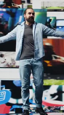 Dikey Video Sosyal Medya Yöneticisi mikrofonla canlı bir sunum sunuyor, sahneden canlı bir izleyici çekiyor. Modern iletişim için dijital etkileşimi teşvik etmek. Kamera B.