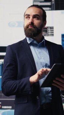 Dikey Video İşletme uzmanı, yeni bir büyüme stratejisi için gösterge paneline aylık performans ölçümleri yansıtarak, mali durumu ve şirketin raporlarını analiz ediyor. Dijital aletler. Kamera B.