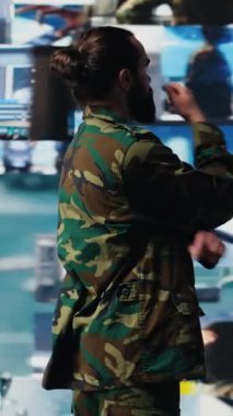 Dikey Video Askeri personeli uydu verilerini inceler ve bir görev için taktik operasyonlar, kontrol merkezi oluşturur. Asker tehdit tespit sistemleri ve ulusal çıkarlar için araçlar kullanıyor