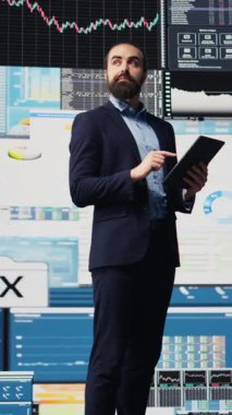 Vertical Video High yürütme subayı, analitik raporlar ve KPI projeksiyonları ile şirketlerin kâr büyümesi için verimli kararlar vermesini sağlayacak yeni güçlü fikirler düşünüyor. Öngörü