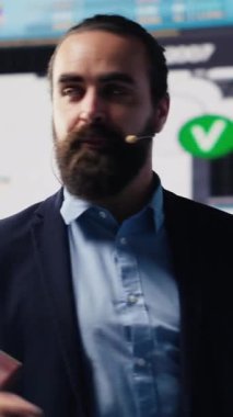 Vertical Video Entrepreneur Global CEO 'su profesyonel bir kongrede konuşuyor, sahnede bir iş konuşması yapıyor. Bilgi grafiklerini sunan güçlü bir sesle, başarı ve liderlik vizyonunu paylaşıyor