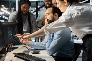 İdari ekip sunucu merkezinde birlikte çalışıyor, sondaj verilerini analiz ediyorlar. Veri Merkezi BT uzmanları beyin fırtınası yapıyor, süper bilgisayar donanımlarını inceliyor, sistem bütünlüğü ve güvenlik sağlıyorlar