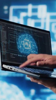 Veri bilimi, analitik ve yüksek teknoloji kullanıcı arayüzü tasarımı kullanılarak yapay zeka stratejisi geliştiren Dikey Video Modern girişimci. Platformlar, sinirsel ağlar ve siber uzay yeniliği. Kamera.