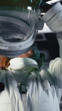 Yüksek teknolojili uzay gemisi kontrol bölümünde bulunan ve tanı ve görev telemetrisini gösteren dikey video dizüstü bilgisayar. Yörünge istasyonundaki defter monitörü performans ölçümlerini ve sistem navigasyonunu gösterir