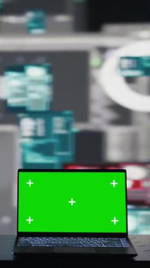 Bilgisayarında yeşil ekran olan dikey video sahnesinde karanlık ağda kuantum tehdidi, sistemde geçersiz kılma ve kimlik hırsızlığı olan bir siber suç için alan görülüyor. Veri çalmak için parolalar kırılıyor