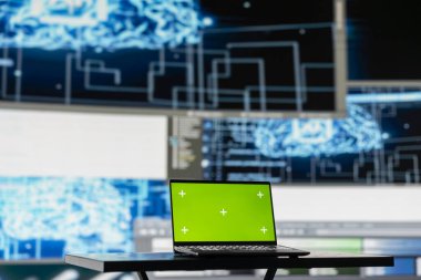 AI nöral ağlar sisteminin yanında krom anahtar görüntüsü, öngörüsel analitik ve bulut hesaplama için kullanılan makine öğrenimi. Yapay zeka beyni uygulanıyor..