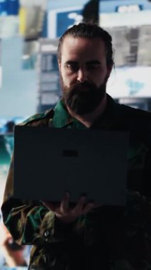 Dikey video askeri subayı gözetlemedeki verileri inceliyor ve taktik operasyonlar üzerinde çalışıyor, teknik görev kontrol. Asker tehdit tespit elektronik sistemlerini ulusal çıkarlar için kullanıyor