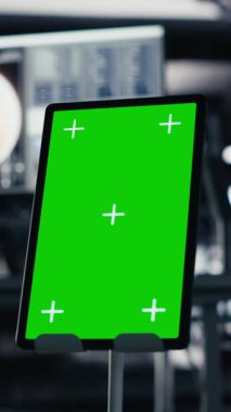 Dikey video Burnout kozmonot, sessiz yörünge istasyonunda duygusal bilanço hissediyor. Yalnız astronot, uzay gemisi kokpitinde uzun bir görev süresinden sonra tamamen izole bir şekilde boş boş bakıyor.