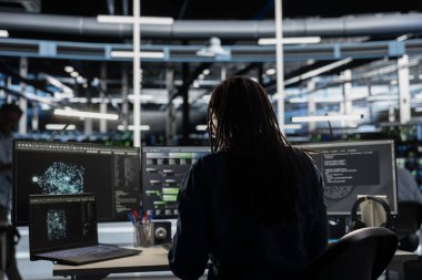 Veri merkezi yönetimi, yapay zeka görselleştirme gösterge paneline bakar ve ekipman performans sorunlarını belirler. Sunucu tarım uzmanı donanım arızalarını azaltmak için not defterindeki veri analiz grafiğine bakıyor