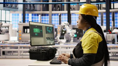 Sistem performans ölçümlerine PC ekran kullanarak fotovoltaik fabrikasında mühendis. IoT sensörleri ve kamera A aracılığıyla enerji üretimini takip etmek için bilgisayar ekranı kullanan 4.0 sanayii işçisi.