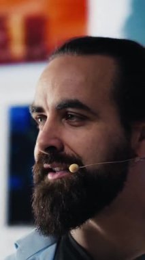 Vertical Video Male konuşmacısı canlı sosyal medya etkinliği sırasında izleyicilerle tartışıyor, inovasyon ve etkili web iletişimi sağlamak için gerçek zamanlı etkileşim sergiliyor. Çevrimiçi varlık