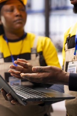 İki otomatikleştirilmiş fabrika teknisyeni otomasyon verilerini analiz ederek endüstriyel santralde verimliliği sağlıyorlar. Çalışmaları, akıllı üretim ve özerk sistemlerde sektör 4.0 yeniliğini destekliyor.