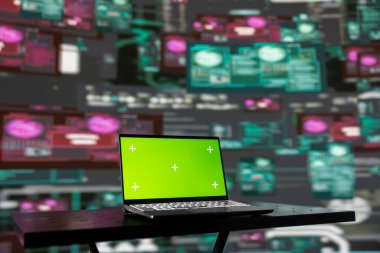 Sahne, krom anahtarlı siber saldırıların ardındaki stratejiyi ortaya çıkarıyor. Virüs ve şifreleme zayıflıkları, güvenli sistem erişimi arayan hackerlar tarafından sömürülüyor. Sanal tehdit.