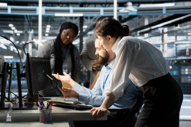 Veri Merkezi Mühendislik Ekibi beyin fırtınası yapıyor, bilgisayar kullanarak sistem performansını gözlemliyor, darboğazları tanımlıyor. Sunucu çiftliği iş arkadaşları sorun çıkarma hataları, iyileştirmeler uygulanıyor