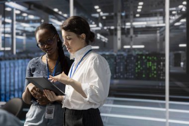 Veri merkezindeki mühendisler, güvenlik duvarı yapılandırmalarını doğrulamak için aygıt kullanıyorlar. Ekip çalışması uzmanları tablet kullanarak sunucu merkezindeki ekipman kırılganlık taramalarını gerçekleştiriyor.