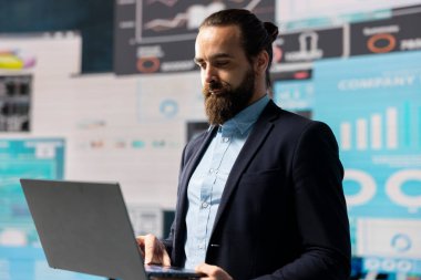 Veri güdümlü planlama, bu profesyonelin küresel iş geliştirme için başarılı bir strateji geliştirmesine yardımcı olur. Gösterge panelindeki çizelgeleri ve projeksiyonları kullanarak liderlik fikirlerini büyütmeye çalışıyor..